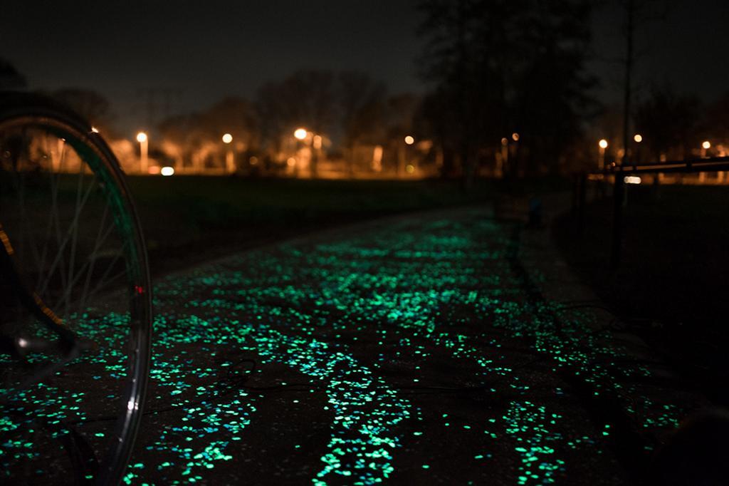 Светящийся велосипедный путь в честь Ван Гога