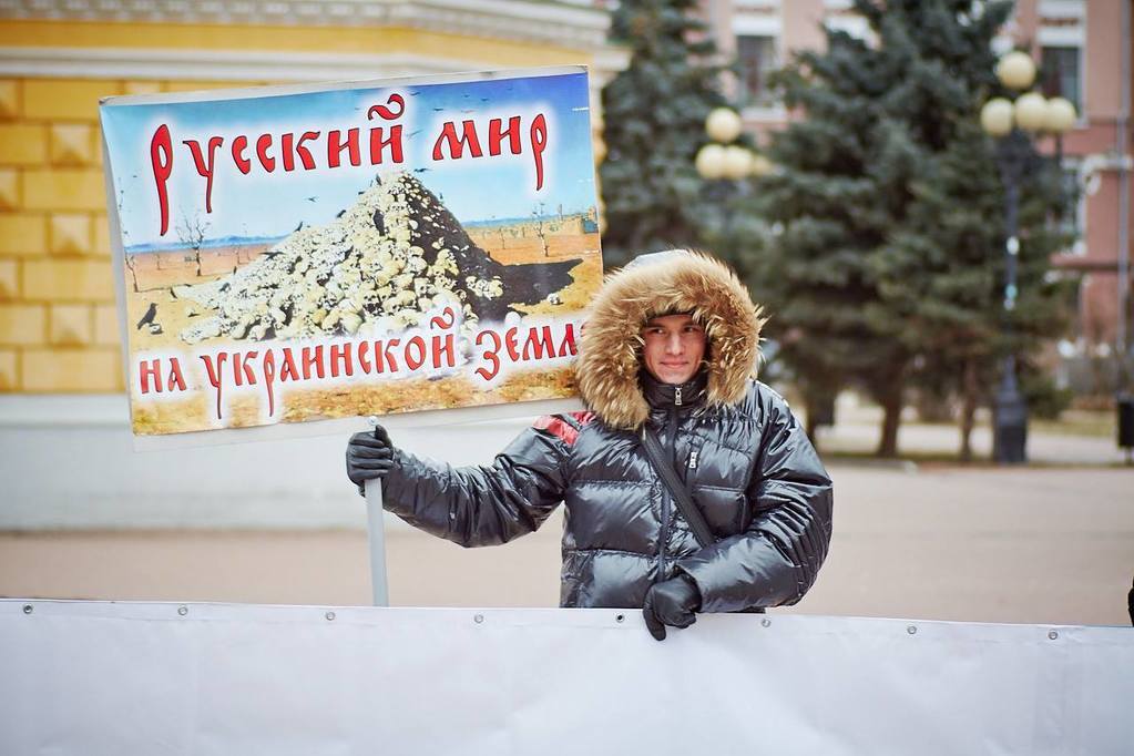 Розбий телевізор і увімкни мозок. Росіяни вийшли на протест проти агресії Путіна