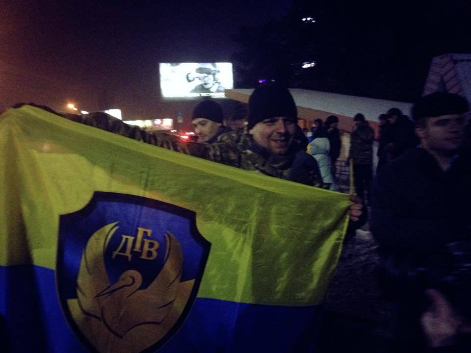 Киевляне слезами и цветами встретили героических "киборгов": опубликованы фото и видео