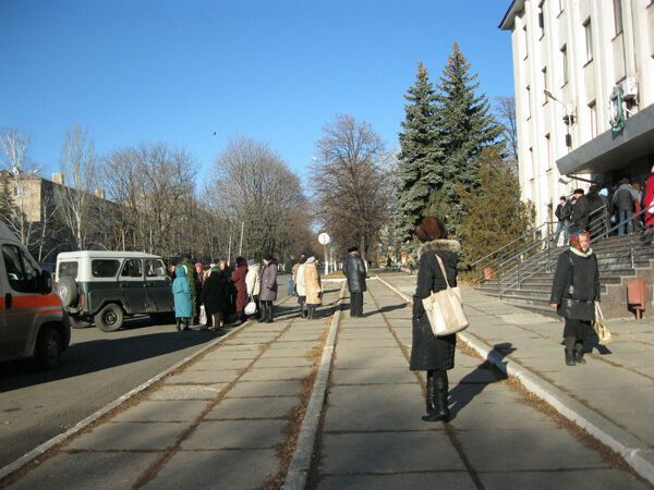 В Ровеньках пенсионеры устроили давку, простояв почти сутки на морозе за "пенсией" в 200 грн от оккупантов