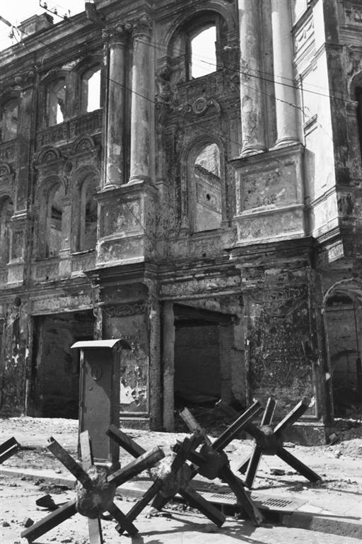 Оккупированный Киев: руины на Крещатике, взорванные мосты и церкви