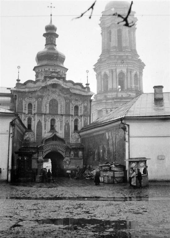 Оккупированный Киев: руины на Крещатике, взорванные мосты и церкви