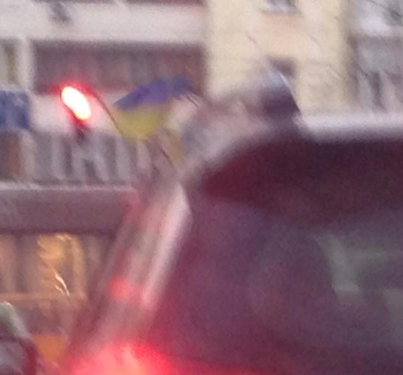 В Киеве водитель закрасил триколор на номерном знаке и повесил украинский флажок: фотофакт