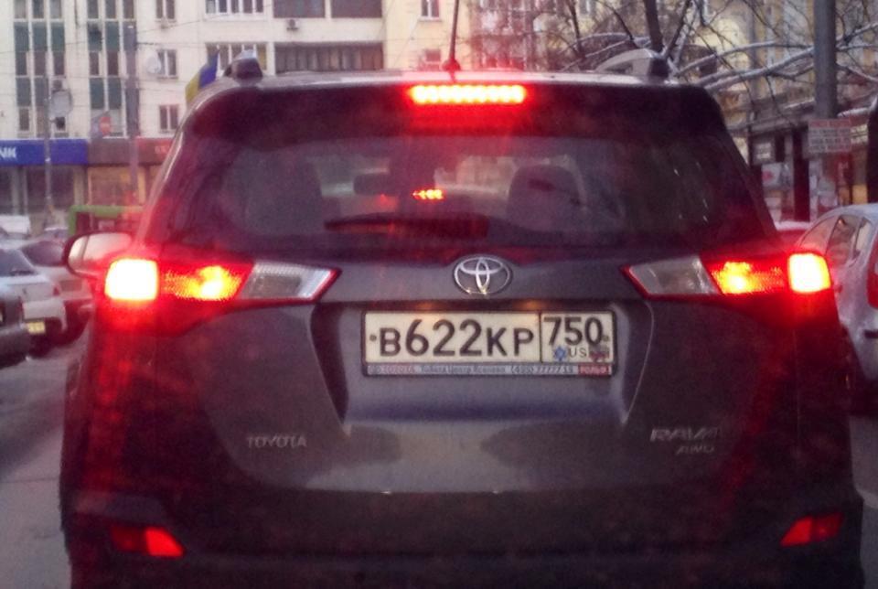В Киеве водитель закрасил триколор на номерном знаке и повесил украинский флажок: фотофакт