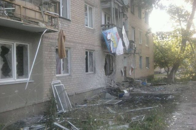 Война в Красногоровке не пощадила ни живых, ни мертвых: опубликованы фото разрушенного городка