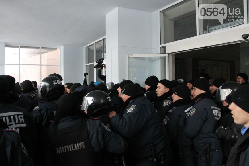 У Кривому Розі назріває Майдан: мітингувальники виламали двері і побили вікна у міськраді