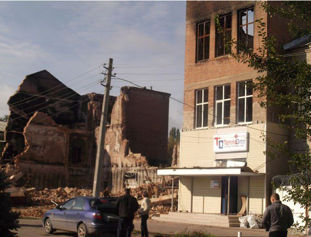 Война в Красногоровке не пощадила ни живых, ни мертвых: опубликованы фото разрушенного городка