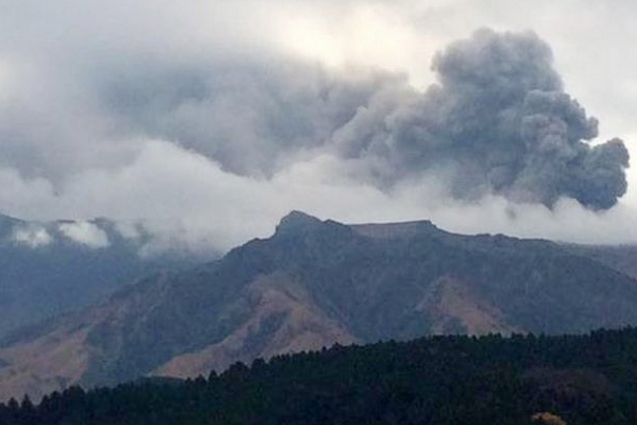 В Японии извергающийся вулкан выбросил километровый столб пепла: опубликованы фото