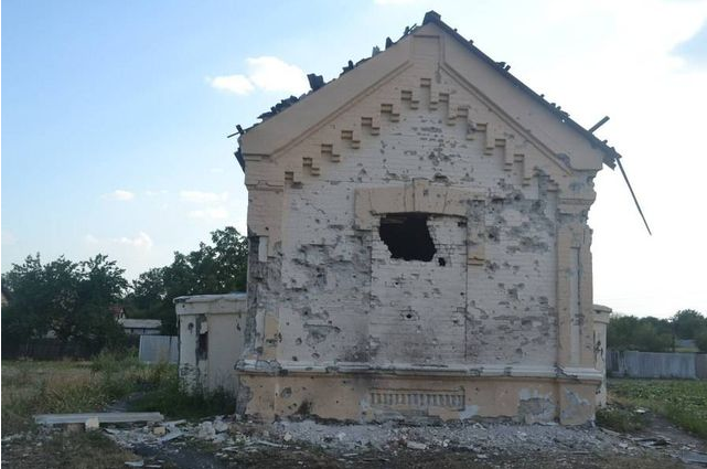 Война в Красногоровке не пощадила ни живых, ни мертвых: опубликованы фото разрушенного городка