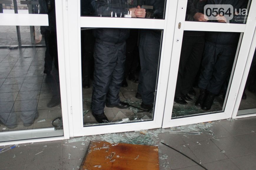 В Кривом Роге назревает Майдан: митингующие выломали двери и побили окна в горсовете