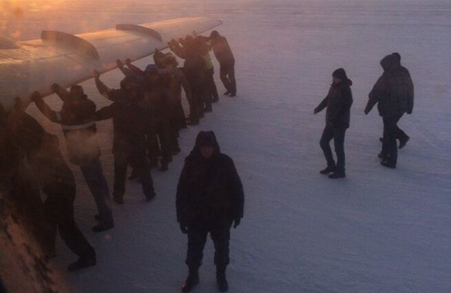 В России самолетам разогнаться теперь помогают пассажиры: опубликовано видео