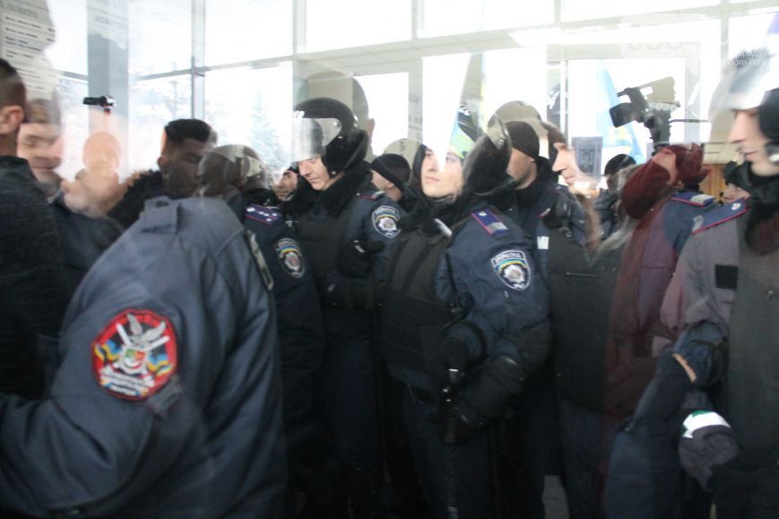 В Кривом Роге назревает Майдан: митингующие выломали двери и побили окна в горсовете