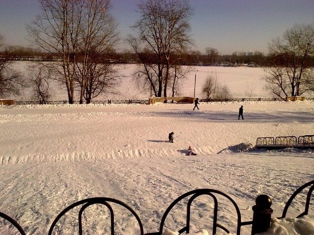 Так розкочують схили на Оболонській набережній.  Фото vasiliy-n.livejournal.com