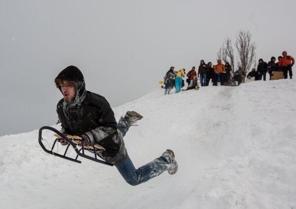 У парку Слави свої трюки показують самі ризикові екстремали.  Фото ukrafoto / ukrainian news / Demotix / Corbis
