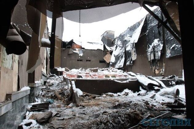 Сгоревший в Киеве кинотеатр "Жовтень" засыпает снегом: ремонт начнут весной