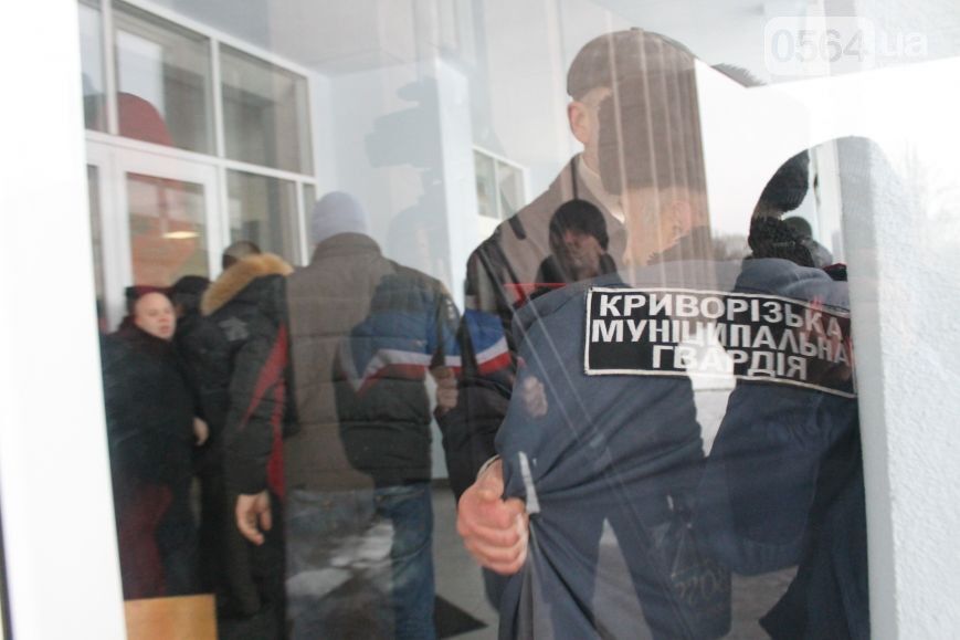 У Кривому Розі назріває Майдан: мітингувальники виламали двері і побили вікна у міськраді