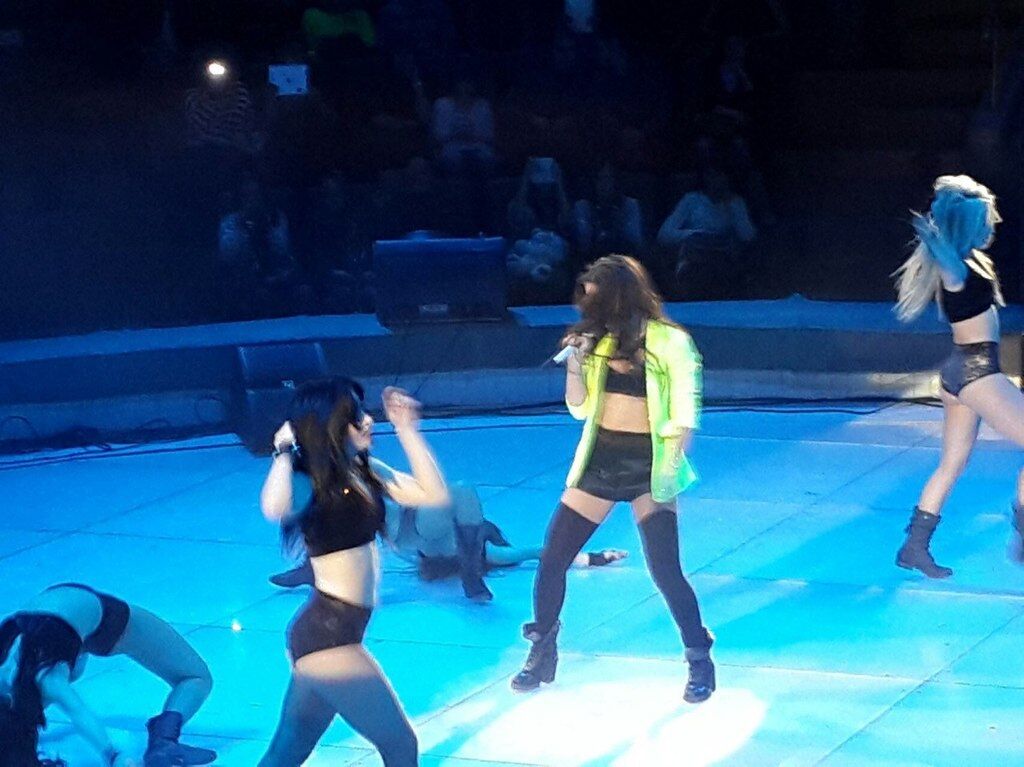 Поклонник сорвал с Нюши платье на ее концерте в цирке