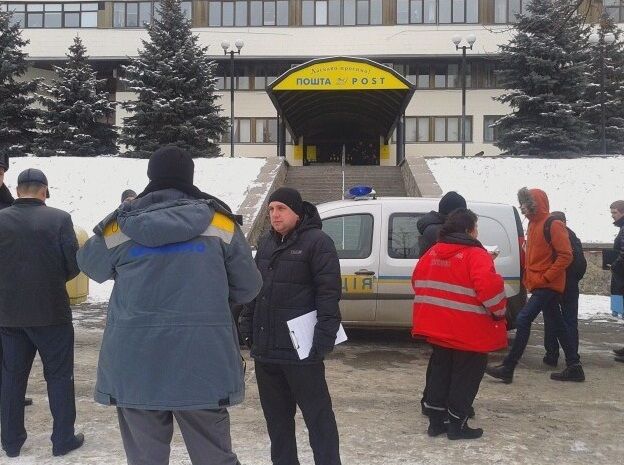 В Киеве "минировали" станцию метро и посольство Канады