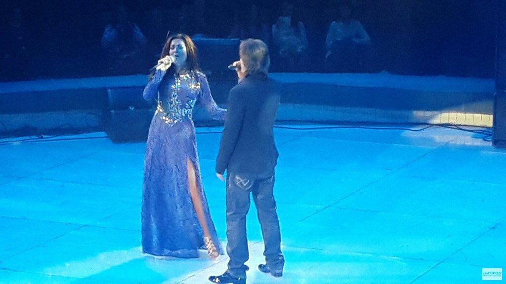 Поклонник сорвал с Нюши платье на ее концерте в цирке