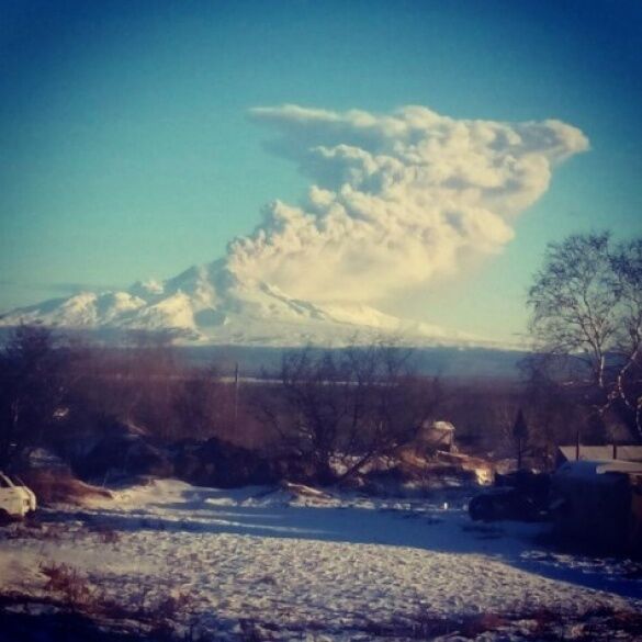 Опубликованы фото проснувшихся в России вулканов: пеплом затянуты сотни километров неба 