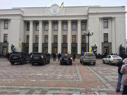 Рада готовится к первому заседанию: к зданию парламента стягивают сотни силовиков