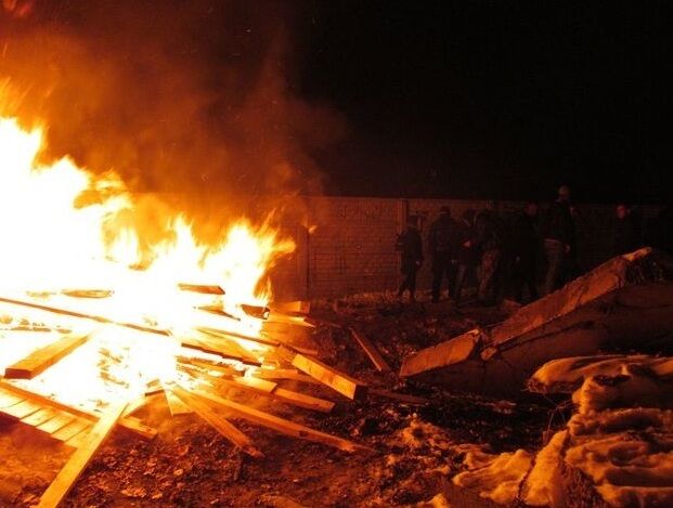 В Киеве на скандальной стройке сожгли забор: милиция расследует нападение