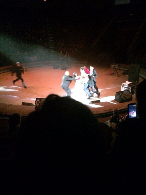 Поклонник сорвал с Нюши платье на ее концерте в цирке