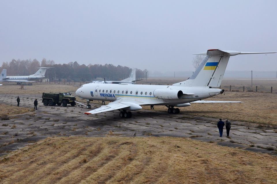 Вулицями Києва провезуть літак, на якому літали президенти