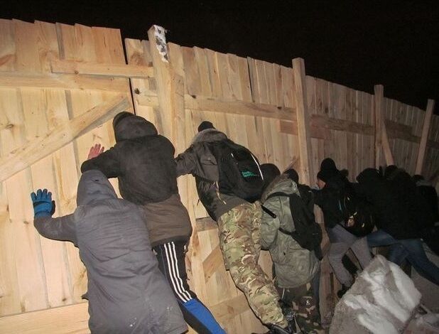 В Киеве на скандальной стройке сожгли забор: милиция расследует нападение