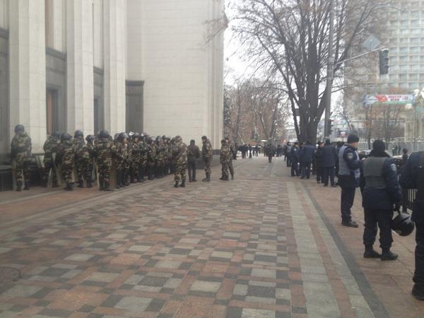 Рада готовится к первому заседанию: к зданию парламента стягивают сотни силовиков