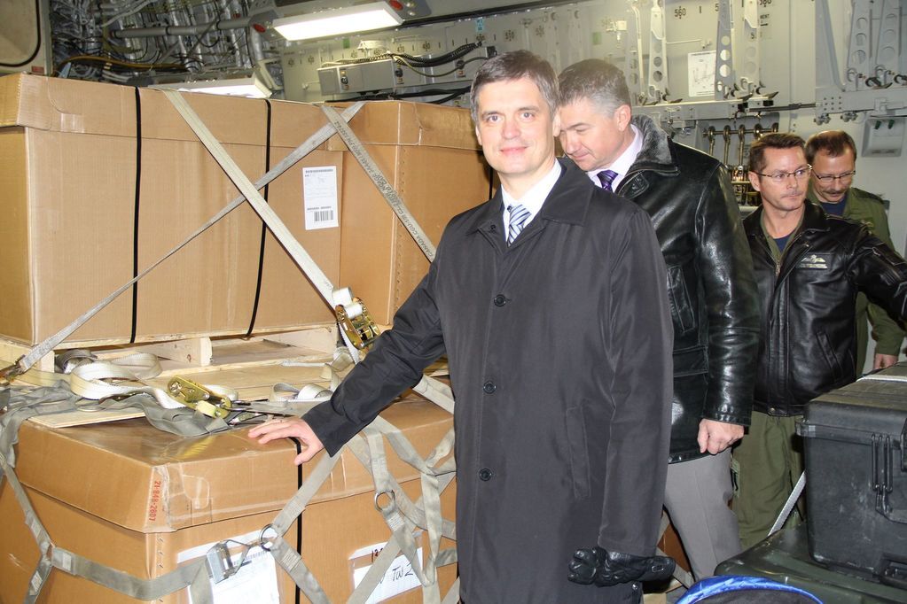  В Украину вылетел первый самолет с военной помощью от Канады: опубликованы фото