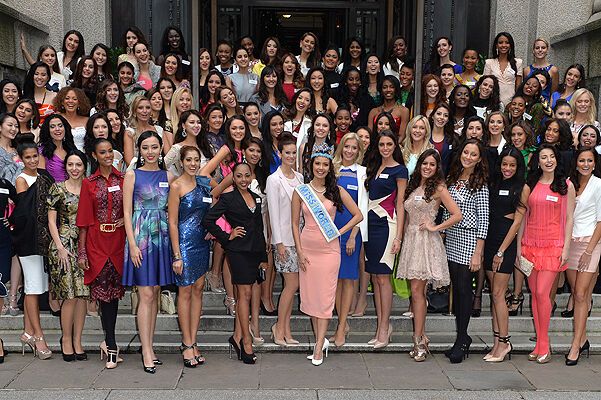 Участницы "Мисс мира-2014" почтили память убитой "Мисс Гондурас"