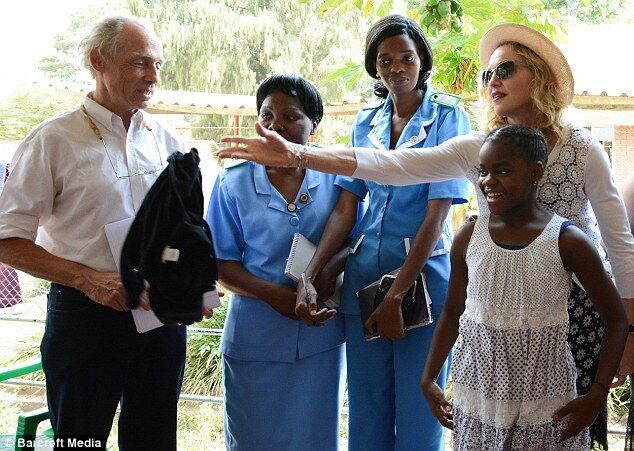 Мадонна отметила День благодарения в Малави со своими приемными детьми