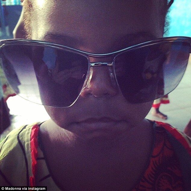 Мадонна отметила День благодарения в Малави со своими приемными детьми