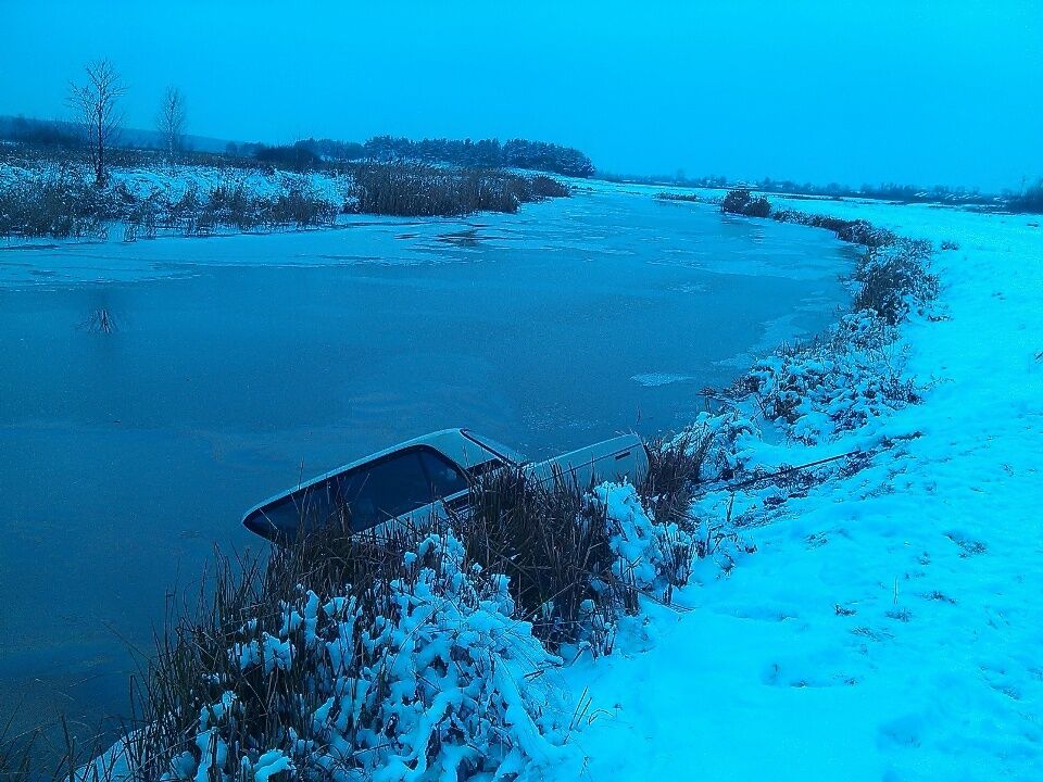 На Киевщине водитель заехал в реку: опубликованы фото и видео