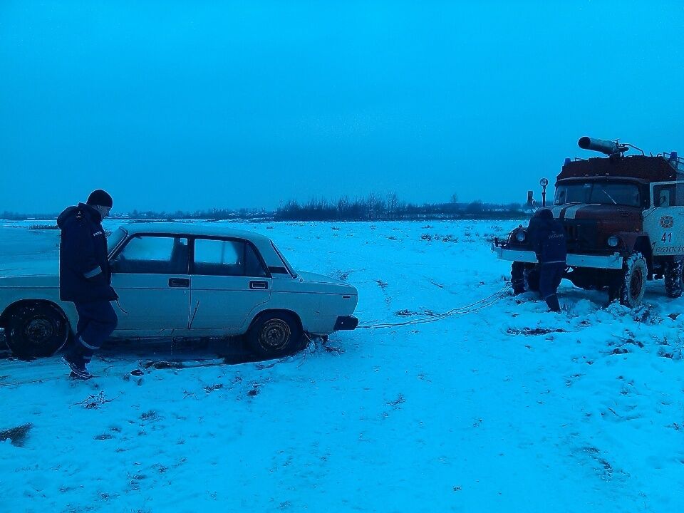 На Киевщине водитель заехал в реку: опубликованы фото и видео