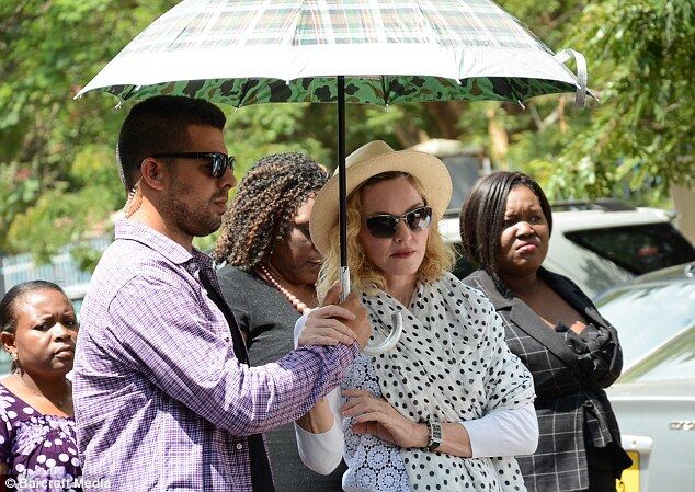 Мадонна отметила День благодарения в Малави со своими приемными детьми