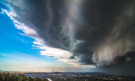 На австралийский Брисбен обрушился сильнейший за 30 лет шторм: десятки пострадавших