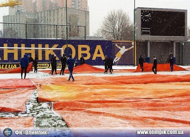 Донецкие футболисты перевоплотились в "снегоуборщиков"