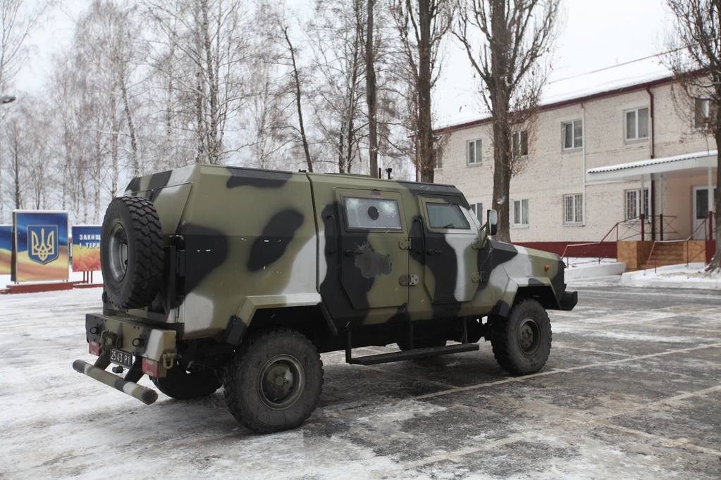 В Новых Петровцах испытали украинские бронемашины для армии