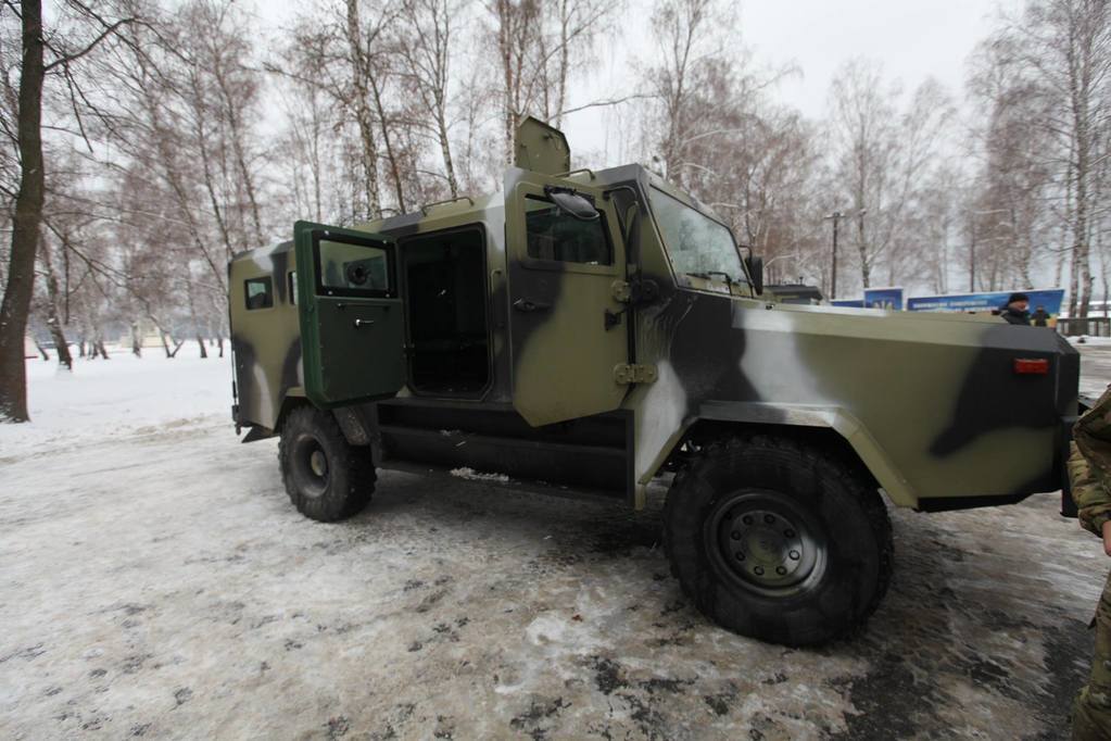 В Новых Петровцах испытали украинские бронемашины для армии