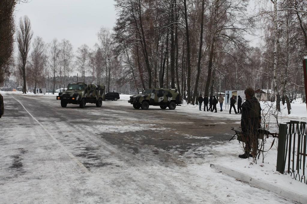 В Новых Петровцах испытали украинские бронемашины для армии