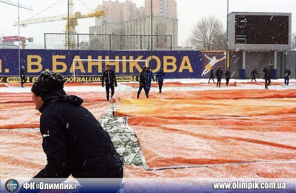 Донецкие футболисты перевоплотились в "снегоуборщиков"