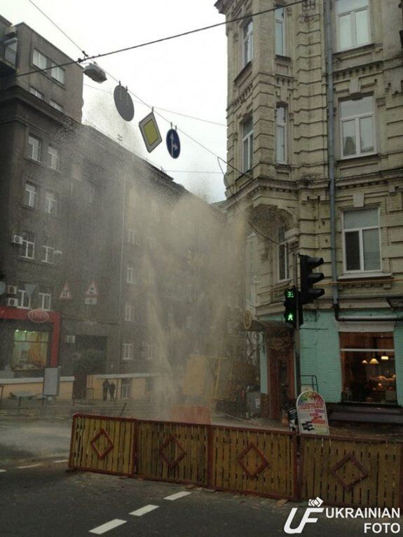 В Киеве посреди улицы забил трехэтажный фонтан: фотофакт