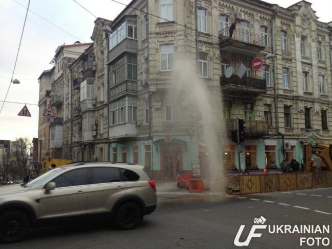 В Киеве посреди улицы забил трехэтажный фонтан: фотофакт