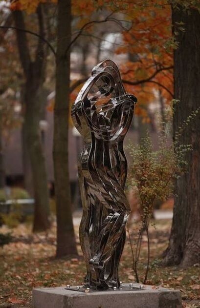 В центре Киева появилась романтическая скульптура