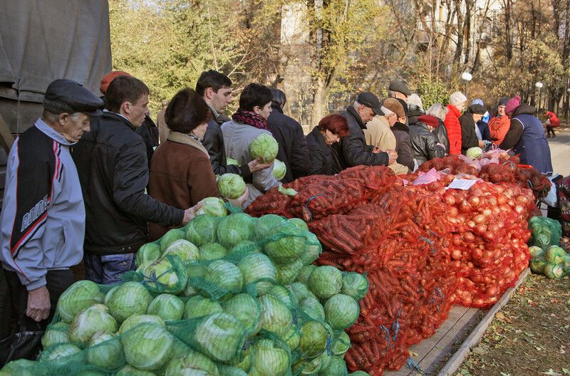 Овощи и автоматы на "избирательных участках": фото незаконных "выборов" на Донбассе