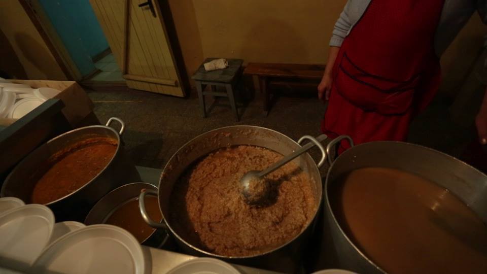 Украинских десантников кормят "сваренными консервами тюльки" - волонтер