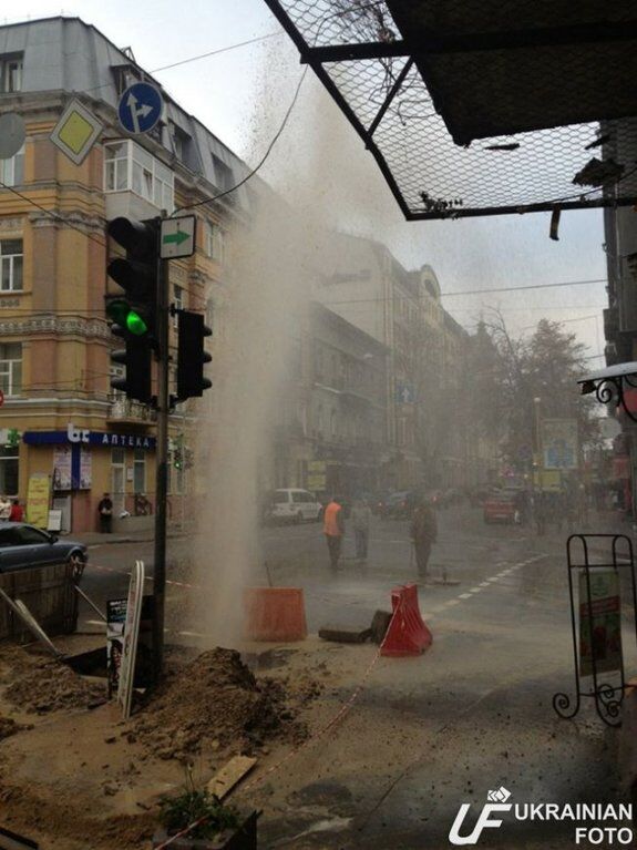 В Киеве посреди улицы забил трехэтажный фонтан: фотофакт