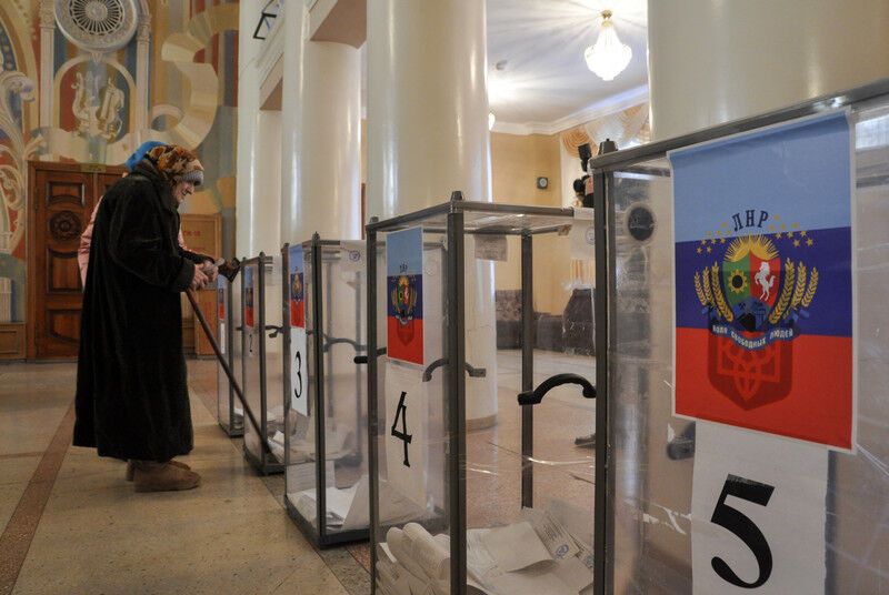 Овощи и автоматы на "избирательных участках": фото незаконных "выборов" на Донбассе